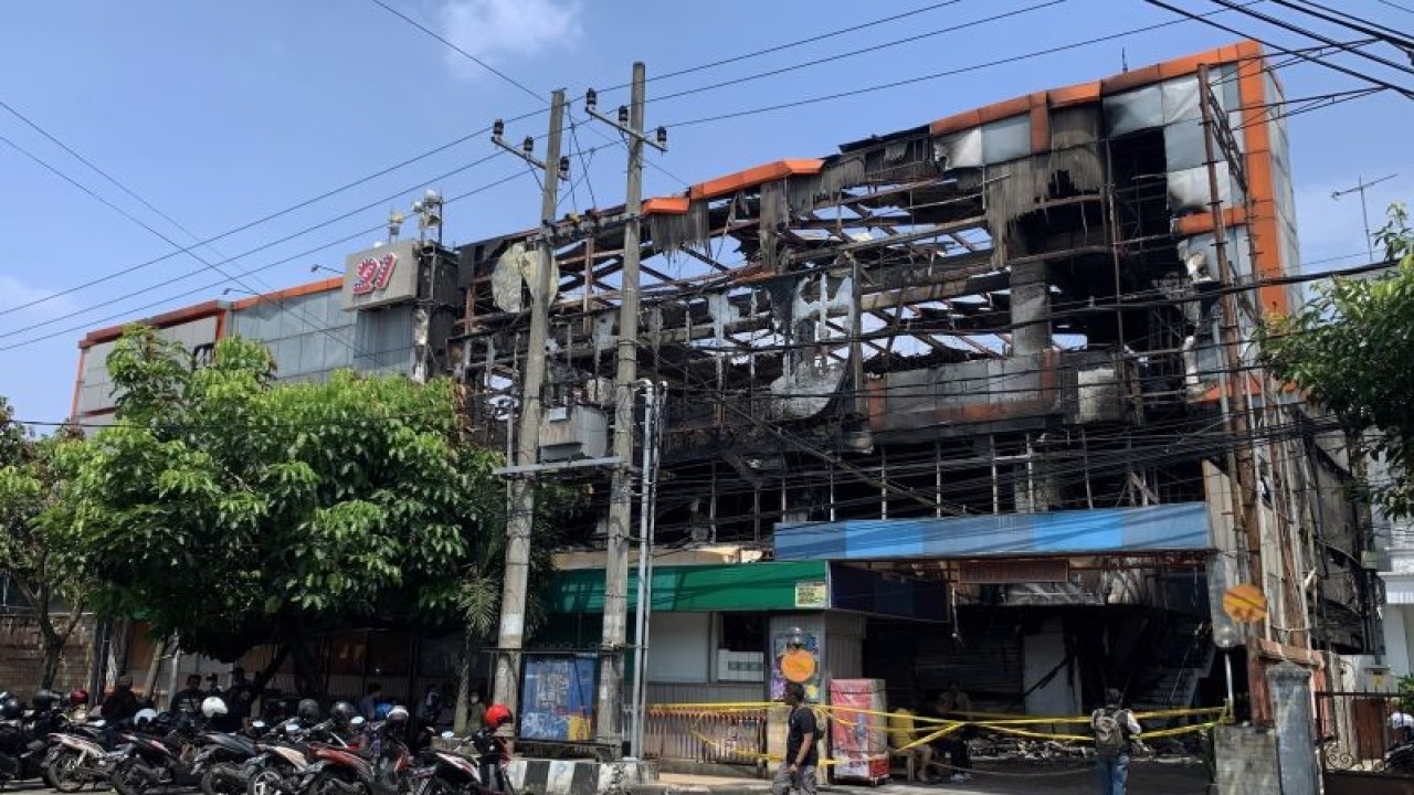 Kondisi bangunan pusat perbelanjaan Malang Plaza yang terletak di Jalan Agus Salim, Kecamatan Klojen, Kota Malang, Jawa Timur, Kamis (4/5/2023) pascaterbakar. ANTARA/Vicki Febrianto