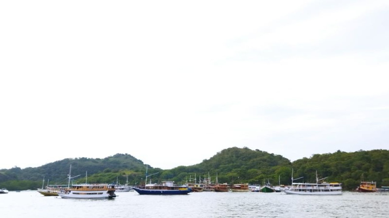 Kapal-kapal di Perairan Labuan Bajo, Manggarai Barat, NTT. (ANTARA/Fransiska Mariana Nuka)