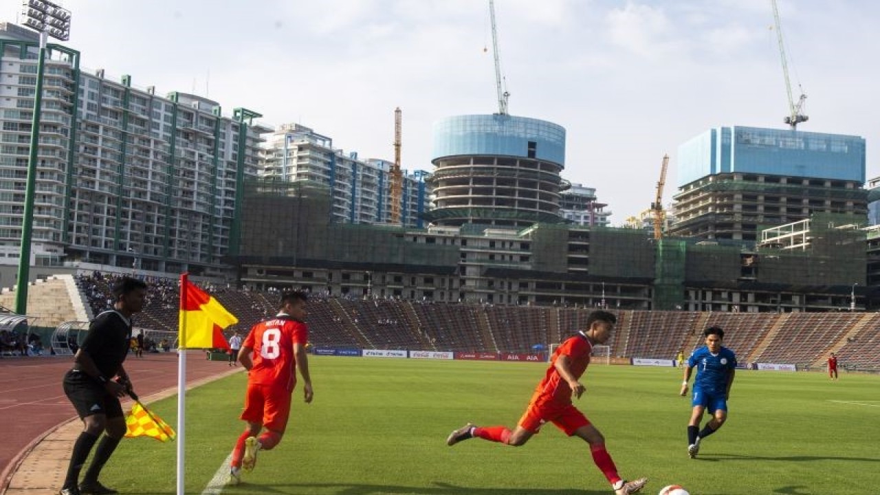 Pesepak bola Timnas Indonesia Marselino Ferdinan (kedua kanan) didampingi Witan Sulaeman (kiri) menggiring bola saat pertandingan perdana Grup A Sepak Bola SEA Games 2023 di National Olympic Stadium, Phnom Penh, Kamboja, Sabtu (29/4/2023). ANTARA FOTO/M Agung Rajasa/foc.