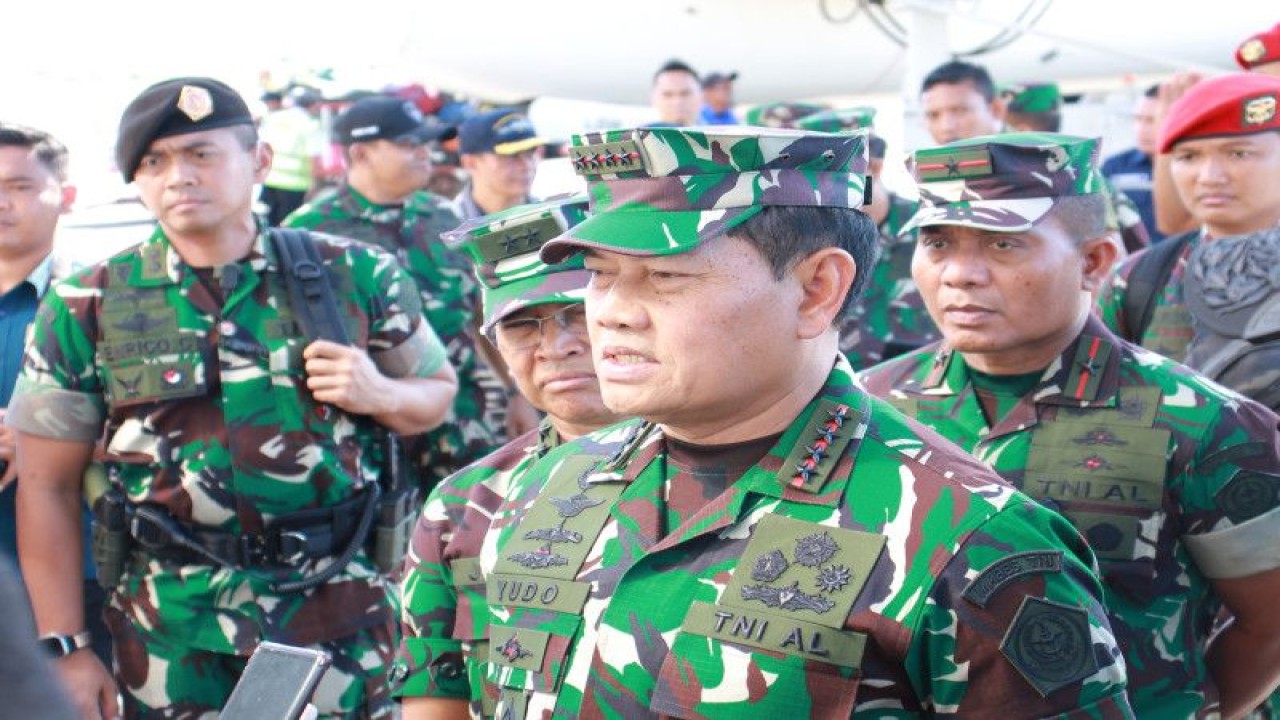 Panglima TNI Laksamana Yudo Margono memberikan keterangan kepada wartawan di Bandara Komodo Labuan Bajo, Manggarai Barat, NTT, Jumat (12/5/2023). (ANTARA/Fransiska Mariana Nuka)