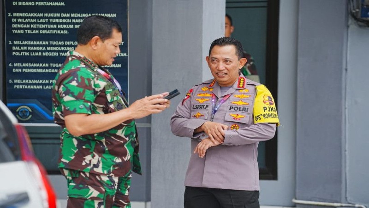 Kapolri Jenderal Pol. Listyo Sigit Prabowo dan Panglima TNI Laksamana Yudo Margono berbincang usai mengecek 91 'command center' Operasi Komodo 2023 di Labuan Bajo, NTT, Kamis (11/5/2023). ANTARA/HO-Divisi Humas Polri
