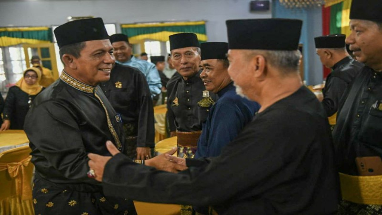 Gubernur Kepri Ansar Ahmad menghadiri halalbihalal di gedung Lembaga Adat Melayu (LAM) Kepri, Tanjungpinang, Rabu (3/5/2023). (ANTARA/HO-Humas Pemprov Kepri)