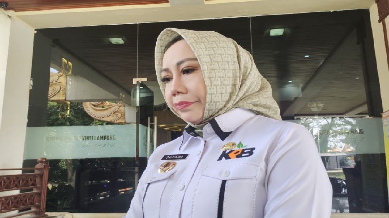 Kepala Dinas Pemberdayaan Masyarakat Desa, dan Transmigrasi (PMDT) Provinsi Lampung Zaidirina saat memberi keterangan. Bandarlampung, Kamis (24/5/2023). (ANTARA/Ruth Intan Sozometa Kanafi)