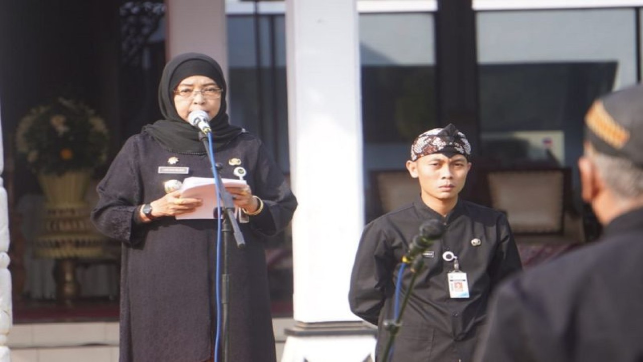 Penjabat Bupati Batang Lani Dwi Rejeki saat membacakan sambutan Menteri Pendidikan Dan Kebudayaan pada acara peringatakan Hardiknas, Selasa (2/5/2023). (ANTARA/HO-Humas Kabupaten Batang)