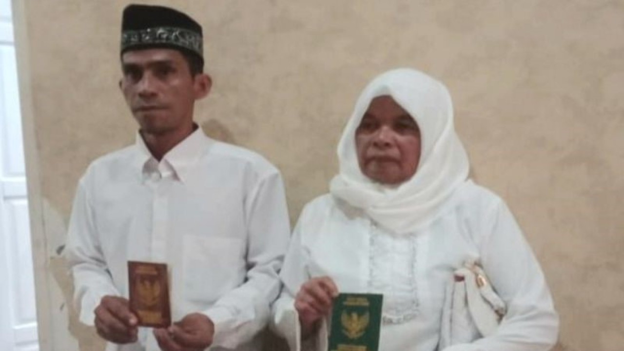 Agu (60) melaksanakan isbat nikah bersama sang suami, Anasril (40) pada Senin (29/5/2023) di kantor Bupati Dharmasraya, Sumatera Barat. (ANTARA/Lintang Budiyanti Prameswari)
