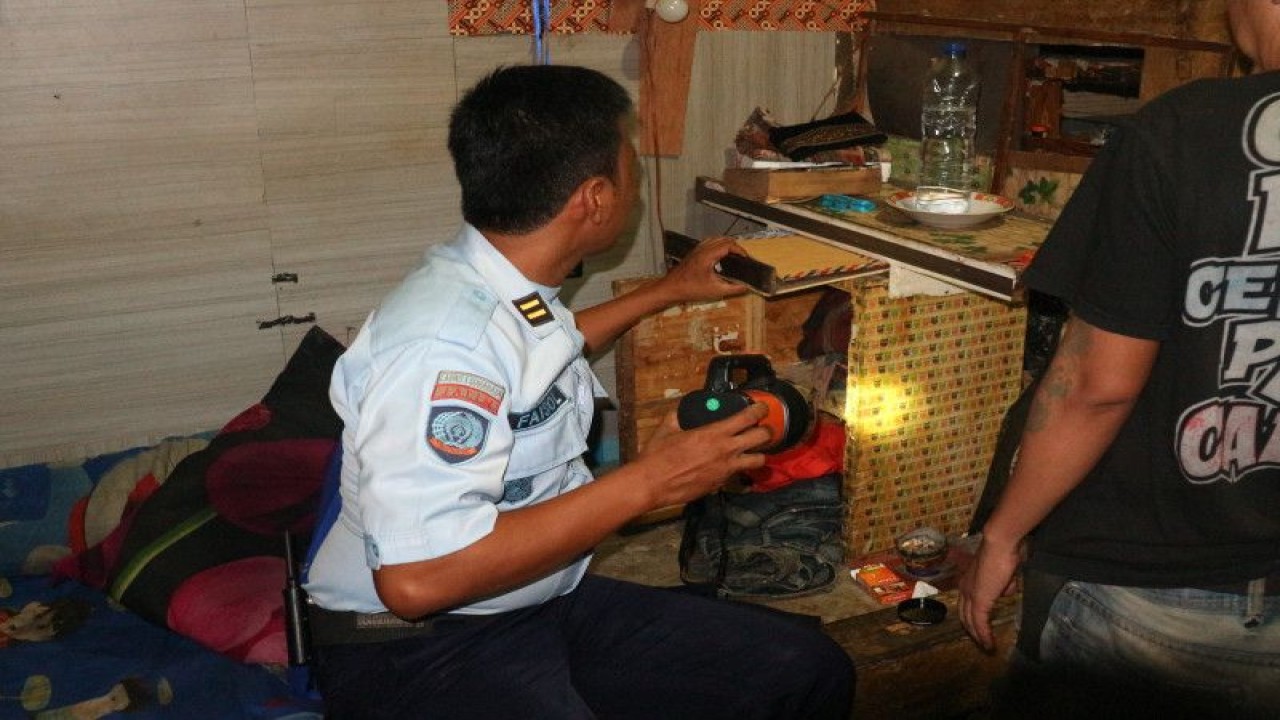 Penggeledahan Lapas I Surabaya di Sidoarjo, Jawa Timur. ANTARA/ HO-Kanwilkumham Jatim