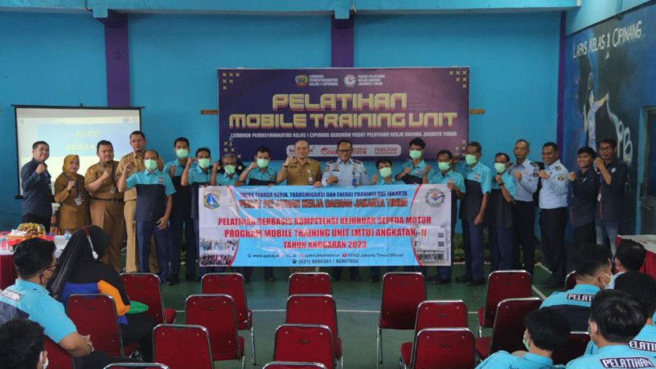 Lembaga Pemasyarakatan (Lapas) Kelas I Cipinang berkolaborasi dengan Dinas Tenaga Kerja, Transmigrasi dan Energi UPT Pusat Pelatihan Kerja Daerah (PPKD) Jakarta Timur memberikan pelatihan komputer dan teknik mesin motor kepada warga binaan, di Balai Latihan Kerja Lapas Cipinang, Jakarta Timur, Senin (8/5/2023). ANTARA/HO-Lapas Cipinang