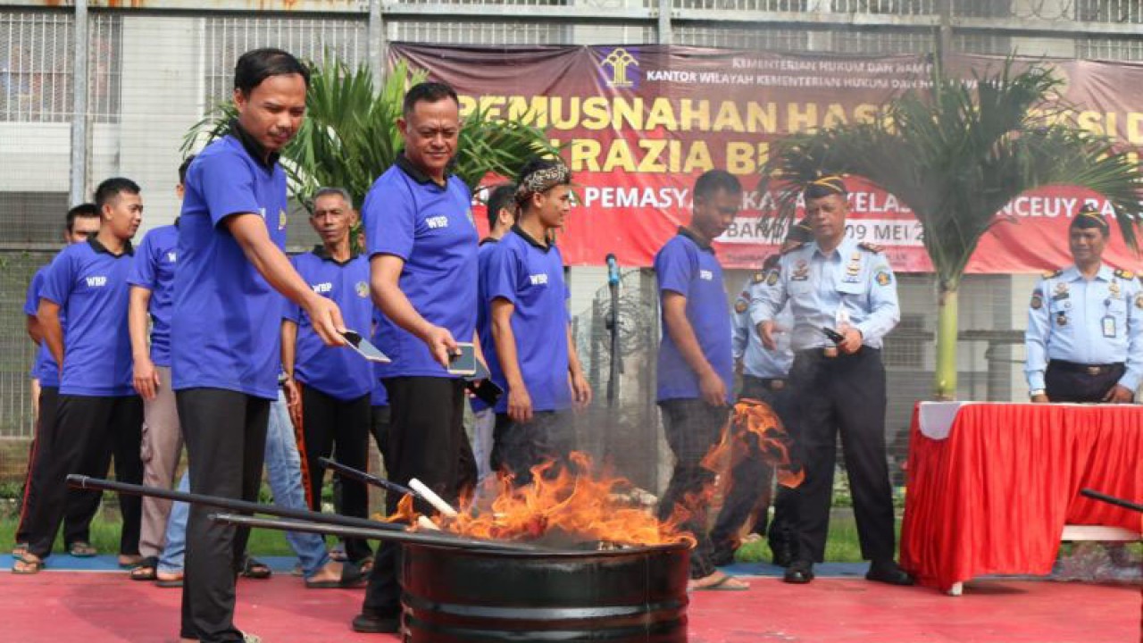 Narapidana memusnahkan ponselnya masing-masing di Lapas Banceuy, Kota Bandung, Jawa Barat, Selasa (9/5/2023). (ANTARA/Bagus Ahmad Rizaldi)