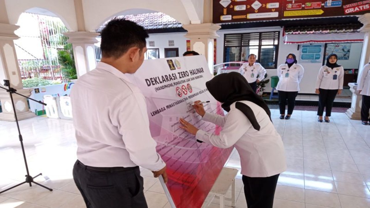 Kepala Lembaga Pemasyarakatan (Lapas) Perempuan Kelas III Mataram Dewi Andriani, SH, MH menandatangani deklarasi Zero Halinar untuk memerangi peredaran dan penyalahgunaan handphone, pungutan liar, dan peredaran gelap narkoba, di aula Lapas setempat di Mataram, Provinsi Nusa Tenggara Barat, Rabu (10/5-2023).