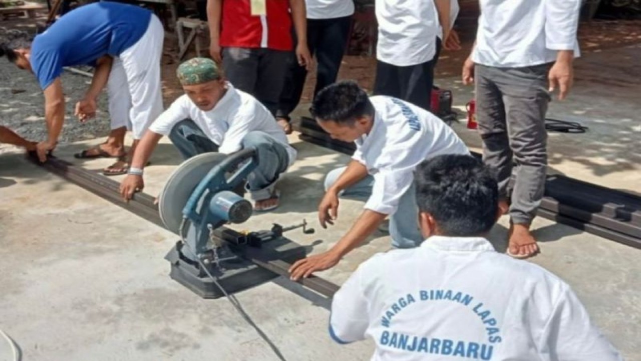 Warga Binaan Pemasyarakatan Lapas Kelas IIB Banjarbaru saat mengikuti pelatihan las listrik yang diberikan kepada mereka dan diharapkan bisa menjadi keahlian maupun pekerjaan jika bebas nanti. (ANTARA/HO-Lapas Banjarbaru)