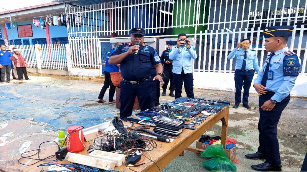 Puluhan handphone hasil sitaan Kalapas Sorong dari warga binaan Lapas Sorong, Selasa (8/5/2023). ANTARA/Yuvensius Lasa Banafanu