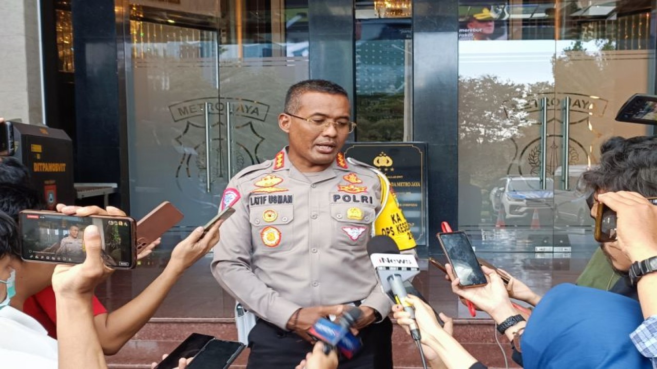 Direktur Lalu Lintas Polda Metro Jaya Kombes Pol Latif Usman saat diwawancarai di Jakarta, Jumat (10/2/2023) ANTARA/Ilham Kausar