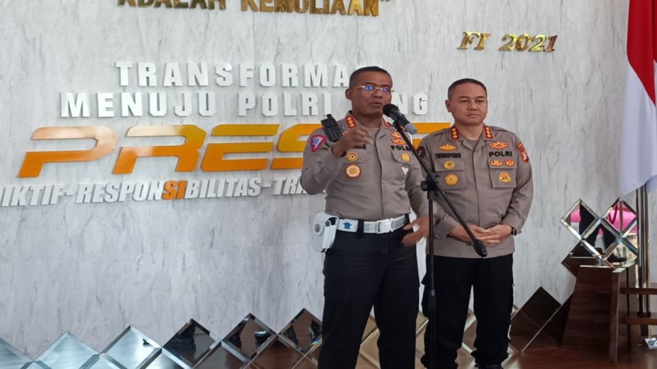 Direktur Lalu Lintas Polda Metro Jaya Kombes Pol Latif Usman (kiri) bersama Kabid Humas Polda Metro Jaya Kombes Pol Trunoyudo Wisnu Andiko saat konferensi pers di Gedung Promoter Polda Metro Jaya, Jakarta, Selasa (16/5/2023) ANTARA/Ilham Kausar