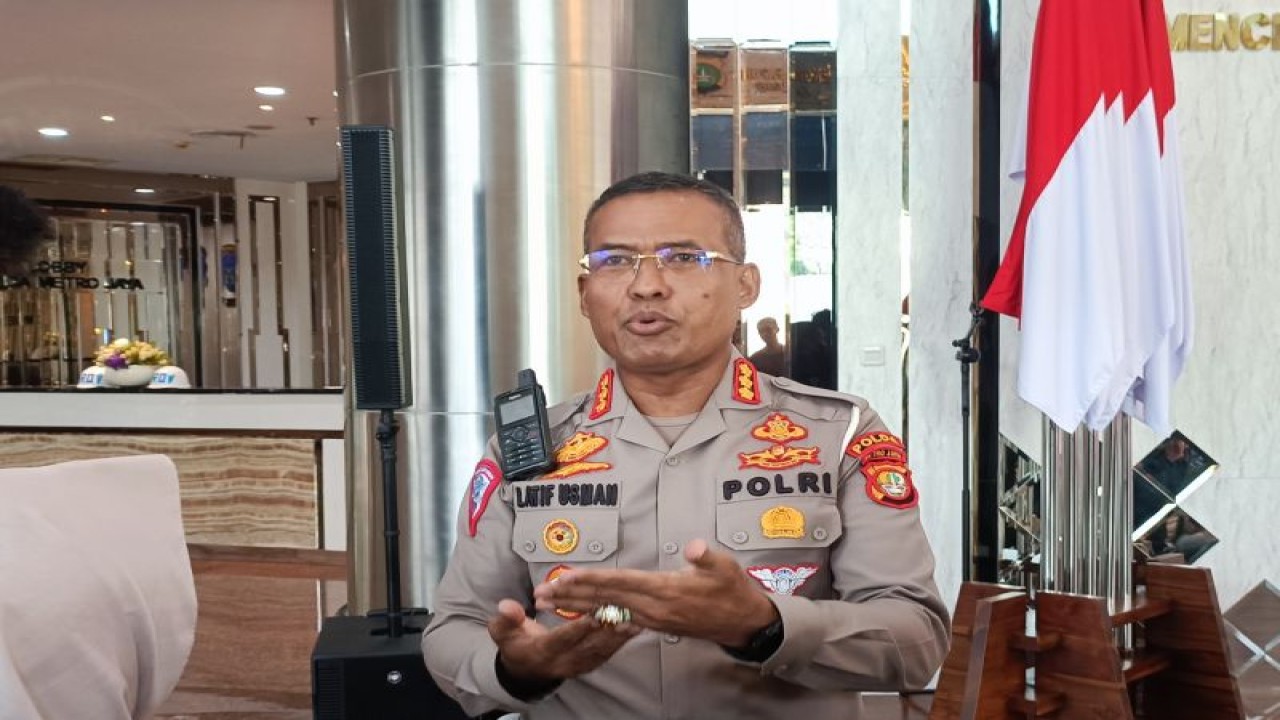 Ditektur Lalu Lintas Polda Metro Jaya Kombes Pol Latif Usman saat diwawancarai di Gedung Promoter Polda Metro Jaya, Jakarta, Selasa (16/5/2023) ANTARA/Ilham Kausar