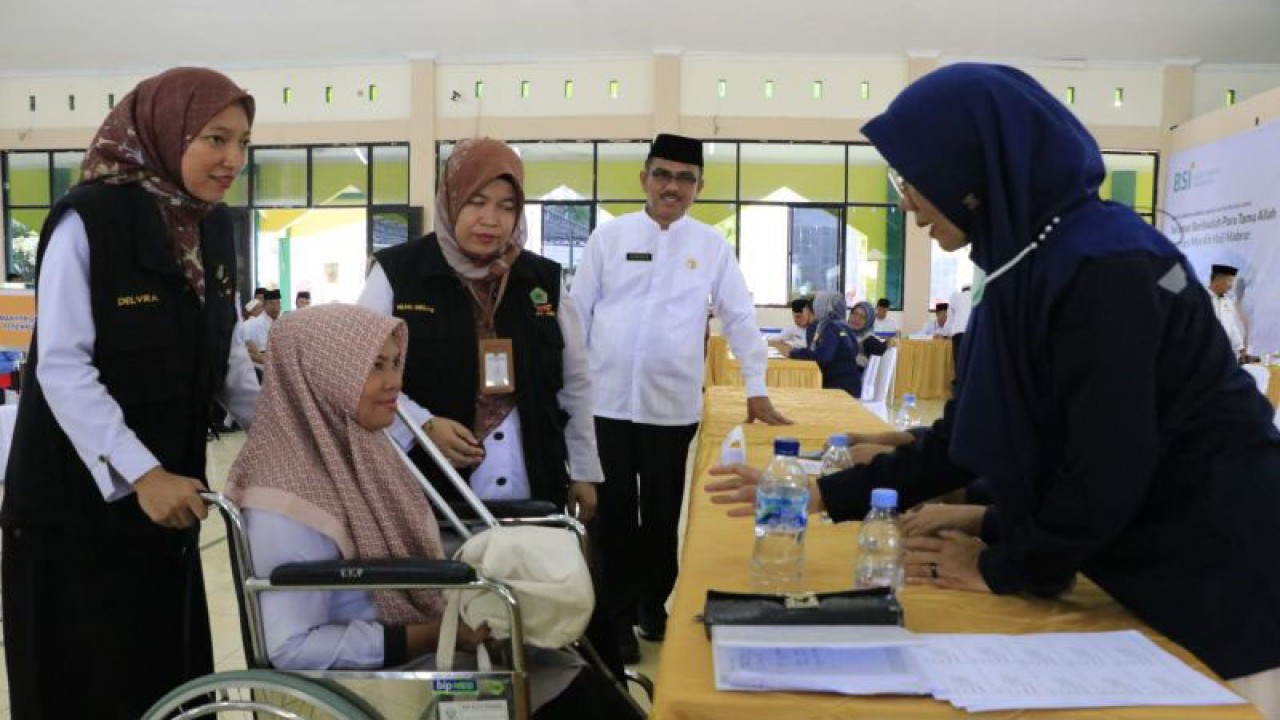 Kemenag Sumbar menyimulasikan layanan satu atap kepada jamaah calon haji di Padang, Selasa, (30/5). ANTARA/HO-Humas Kemenag Sumbar.
