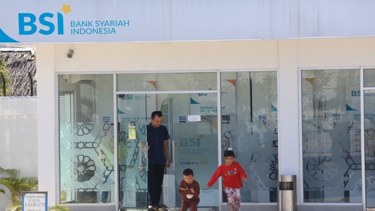 Dokumentasi. Nasabah keluar dari ruang anjungan tunai mandiri (ATM) Bank Syariah Indonesia (BSI) di Meulaboh, Aceh Barat, Aceh, Minggu (14/5/2023). ANTARA FOTO/Syifa Yulinnas/foc. (ANTARA FOTO/SYIFA YULINNAS)