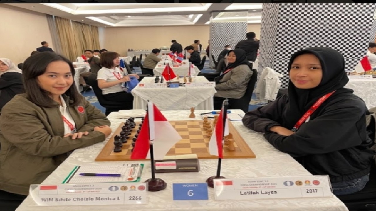 Laysa Latifah (kanan) saat berhadapan dengan rekan senegara Chelsie Monica Sihite pada babak pertama Asian Zone 3.3 Chess Championship 2023/Dok PB Percasi 