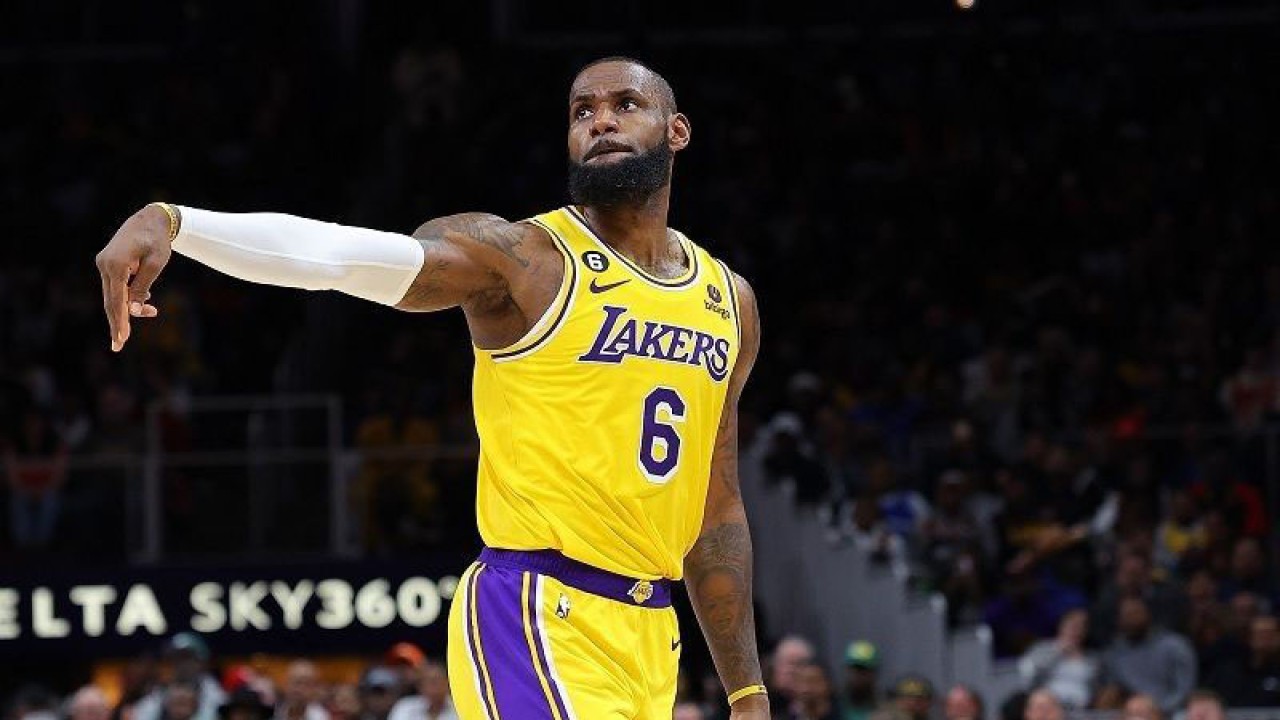 Arsip - Megabintang Los Angeles Lakers LeBron James bereaksi selepas melesakkan tripoin melawan Atlanta Hawks dalam lanjutan NBA di State Farm Arena, Georgia, Amerika Serikat, Jumat (30/12/2022) waktu setempat. ) (ANTARA/AFP/GETTY IMAGES/Kevin C. Cox)