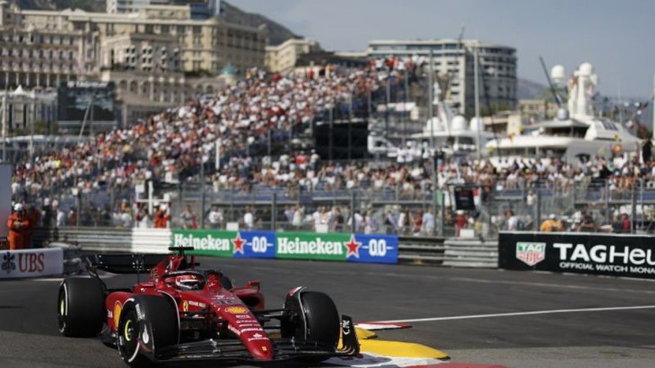 Arsip-Pebalap Ferrari Charles Leclerc beraksi selama latihan pada Grand Prix Monaco di Circuit de Monaco, Monte Carlo, Monaco - 27 Mei 2022.ANTARA FOTO/REUTERS/Benoit Tessier