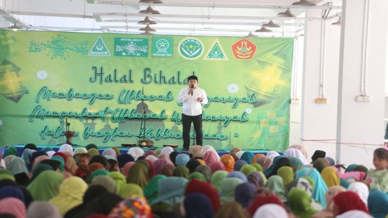 Anggota Komisi C Bidang Pembangunan DPRD Surabaya Abdul Ghoni Mukhlas Ni'am saat kegiatan Halal Bihalal Warga Nahdlatul Ulama (NU) di Sentra Ikan Bulak, Kota Surabaya, Selasa (9/5/2023). (ANTARA/HO-DPRD Surabaya)