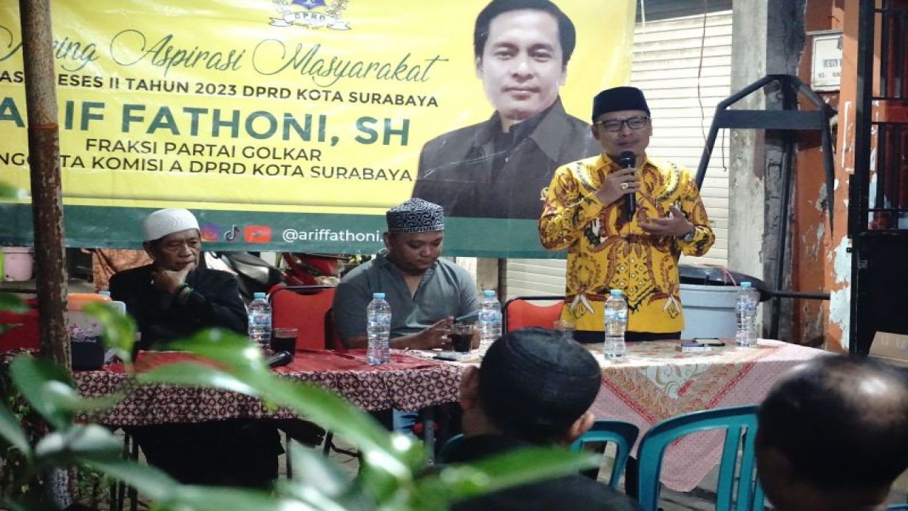Anggota Komisi A DPRD Surabaya Arif Fathoni saat kegiatan reses di Kelurahan Rungkut Kidul, Kota Surabaya pada Selasa (9/5/2023a) malam.   (ANTARA/HO-Golkar Surabaya)