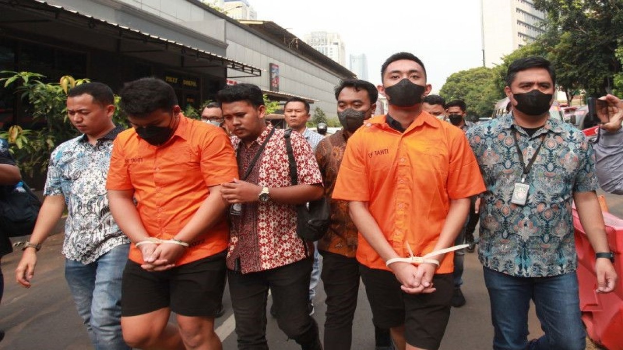 Tersangka kasus penganiayaan terhadap David Ozora, Mario Dandy (kedua kanan) dan Shane Lukas (kedua kiri) berjalan untuk menjalani pemeriksaan kesehatan di Biddokkes Polda Metro Jaya, Jakarta, Jumat (26/5/2023). Menurut Kabid Dokkes Polda Metro Jaya Kombes Pol Hery Wijatmoko hasil pemeriksaan kesehatan Mario Dandy dan Shane Lukas dalam keadaan sehat dan tidak ada hal yang menjadi halangan untuk pelaksanaan tahap selanjutnya. ANTARA FOTO/Reno Esnir/tom.