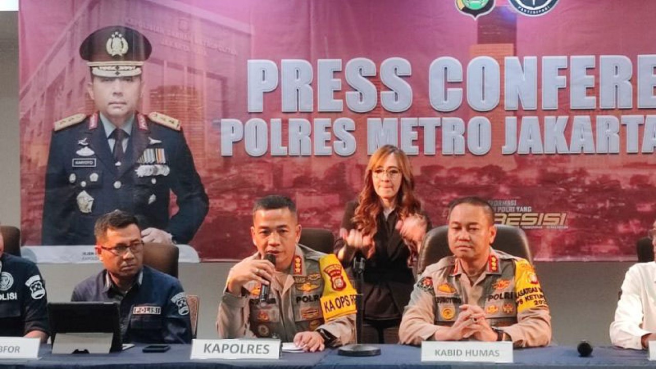 Kapolres Metro Jakarta Timur Kombes Leonardus Harapantua Simarmata bersama Kabid Humas Polda Metro Jaya Kombes Pol Trunoyudo Wisnu Andiko saat jumpa pers di Mapolrestro, Jakarta Timur, Senin (1/5/2023). ANTARA/Syaiful Hakim