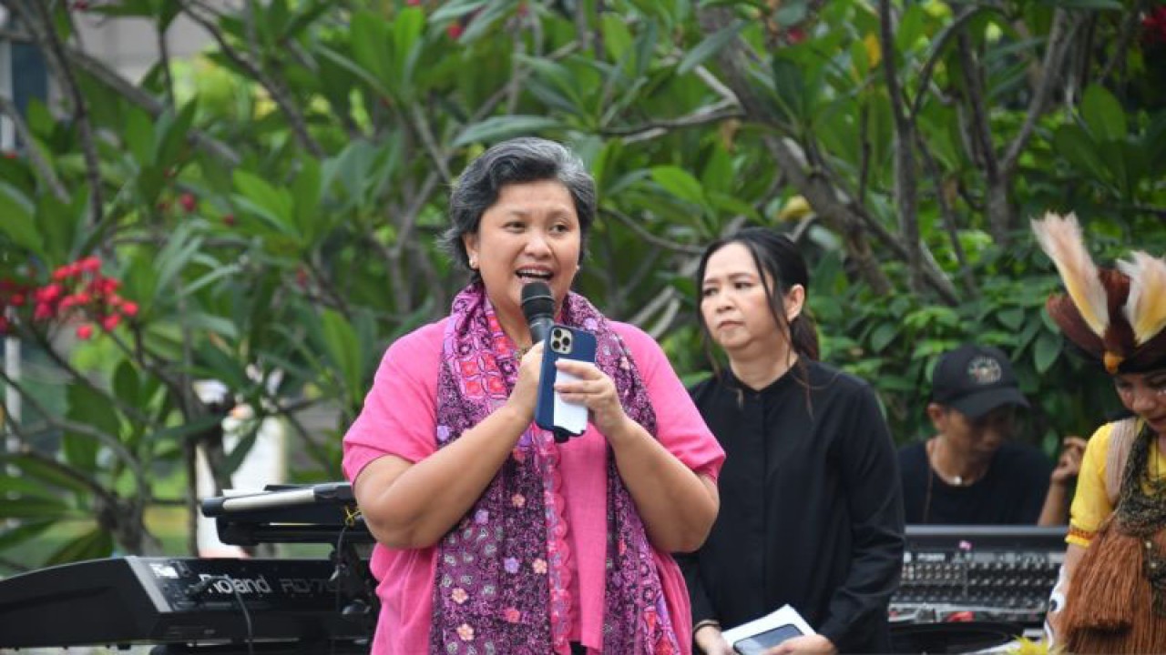 Wakil Ketua MPR Lestari Moerdijat dalam acara Parade Kreativitas Etnik Nusantara Dua Dekade CISC: Make Your Goals Happen, di kawasan Sarinah, Jakarta Pusat, Minggu (7/5/2023). ANTARA/HO-MPR