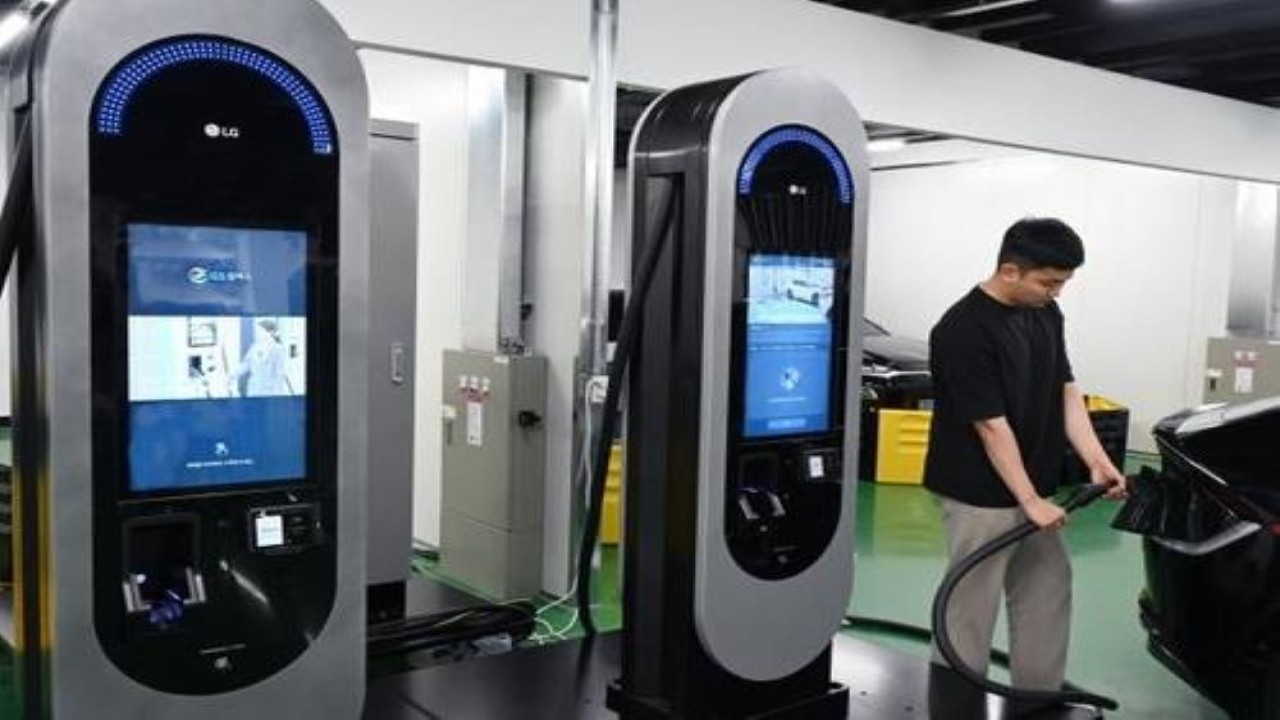 Seorang karyawan LG Electronics mengisi daya kendaraan listrik menggunakan pengisi daya yang dikembangkan oleh HiEV Charger, anak perusahaan LG.(Yonhap)