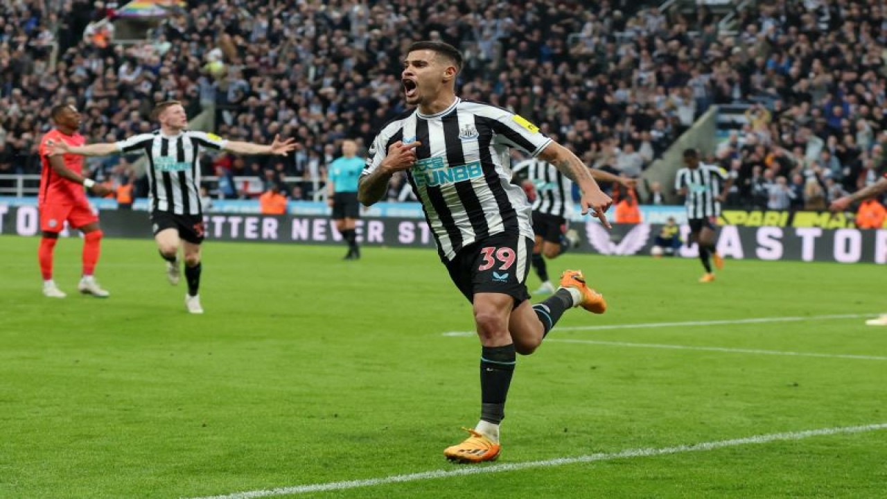Selebrasi Bruno Guimaraes setelah mencetak gol keempat Newcastle United dalam pertandingan Liga Premier Inggris di St James Park pada 19 Mei 2023. Reuters/LEE SMITH
