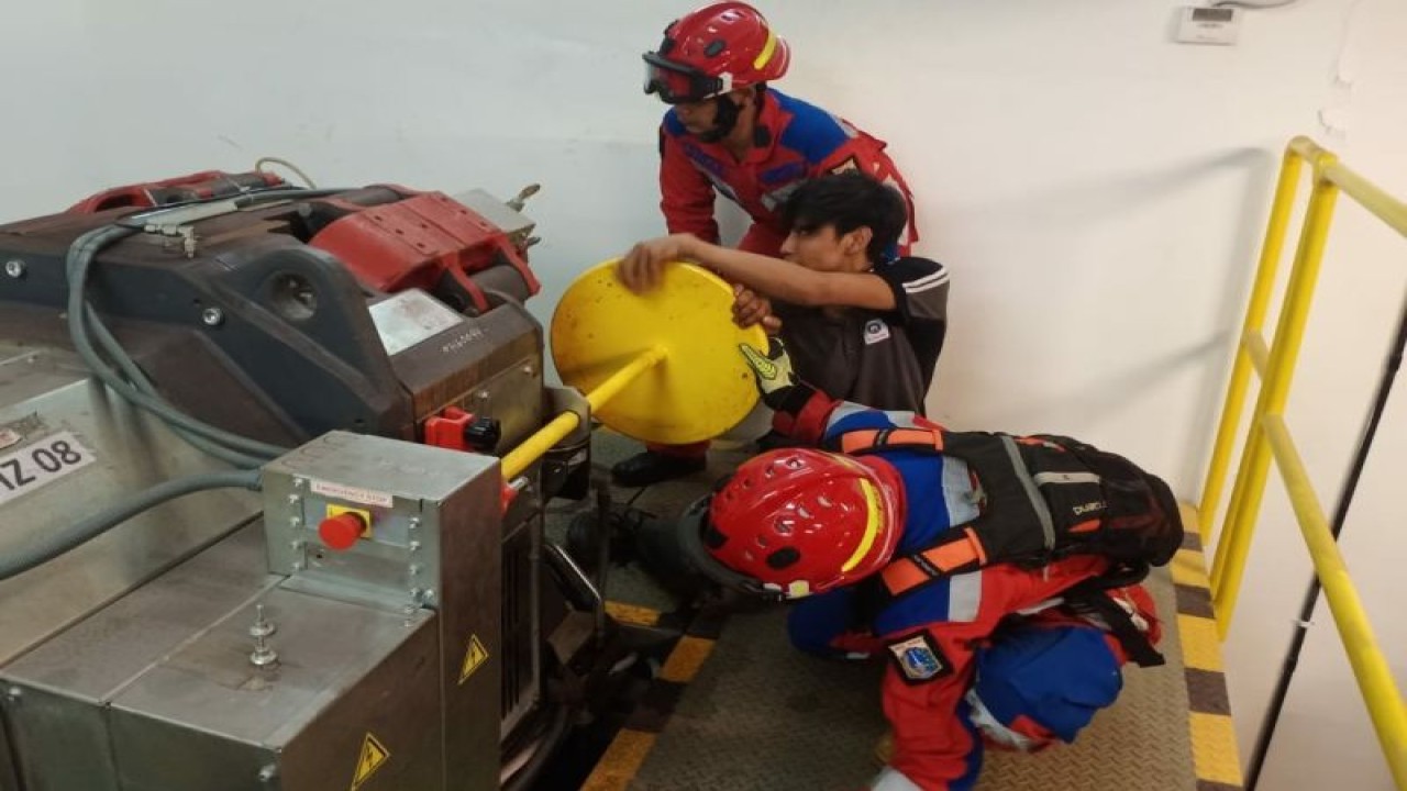 Petugas Sudin Gulkarmat Jakarta Selatan mengecek kondisi mesin lift macet di Pakuwon Tower, Jakarta, Senin (8/5/2023). ANTARA/HO-Gulkarmat Jakarta Selatan