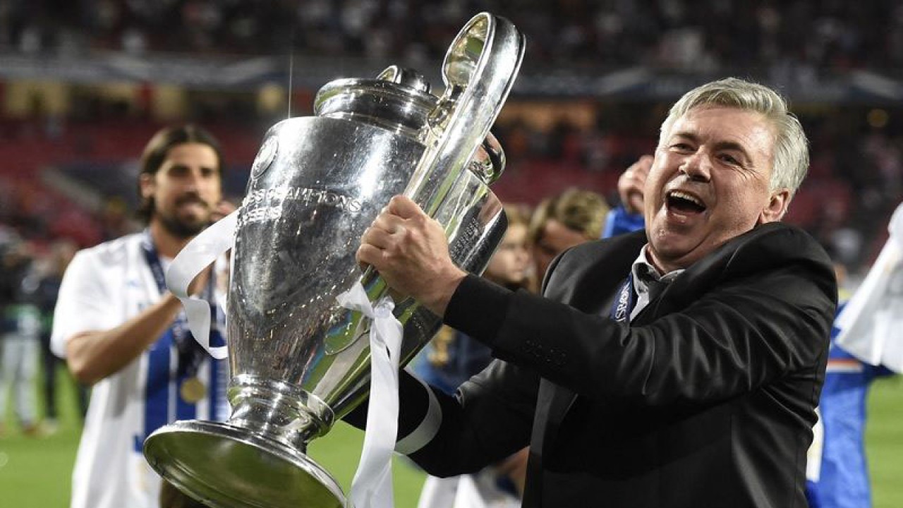 Carlo Ancelotti mengangkat trofi Liga Champions saat ia menjuarainya bersama Real Madrid untuk musim 2013/14 di Stadion da Luz, Lisabon, Portugal, pada 24 Mei 2014. (ANTARA/AFP/Franck Fife)