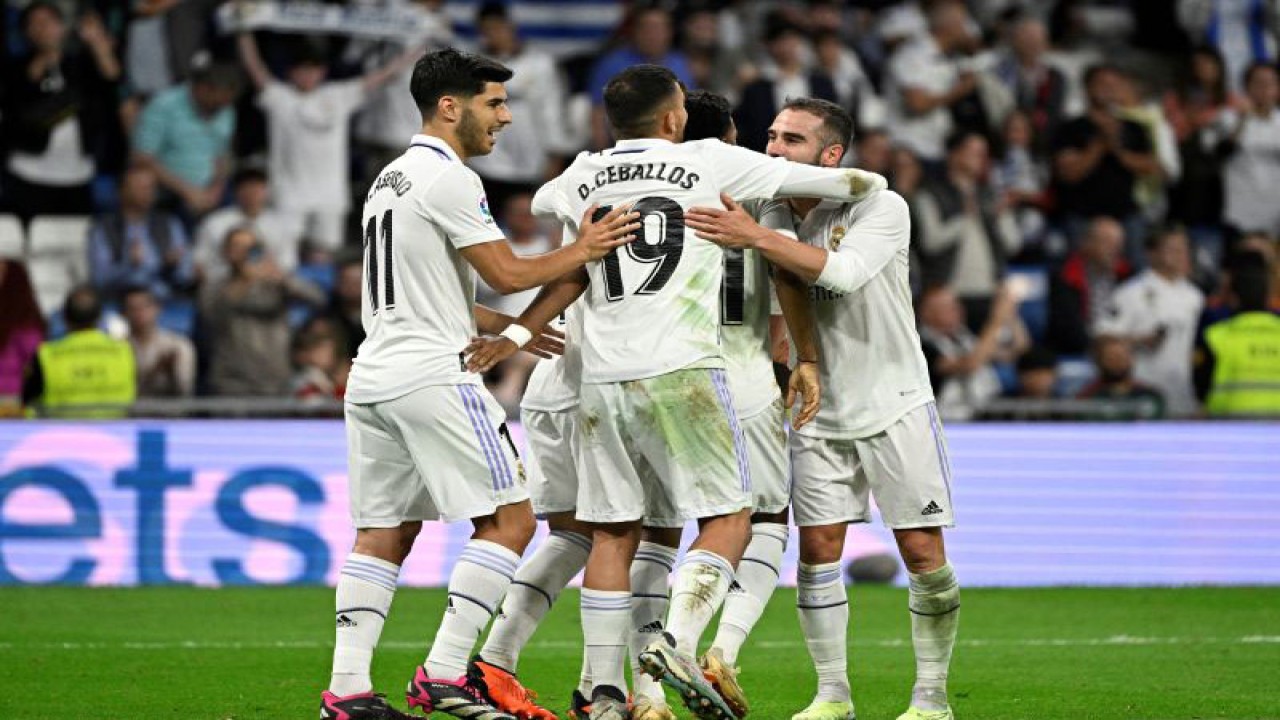 Penyerang Real Madrid Rodrygo (tenga) melakukan selebrasi setelah mencetak gol kemenangan Real Madrid dalam pertandingan Liga Spanyol lawan Rayo Vallecano di Santiago Bernabeu pada 25 Mei 2023. ANTARA/AFP/JAVIER SORIANO