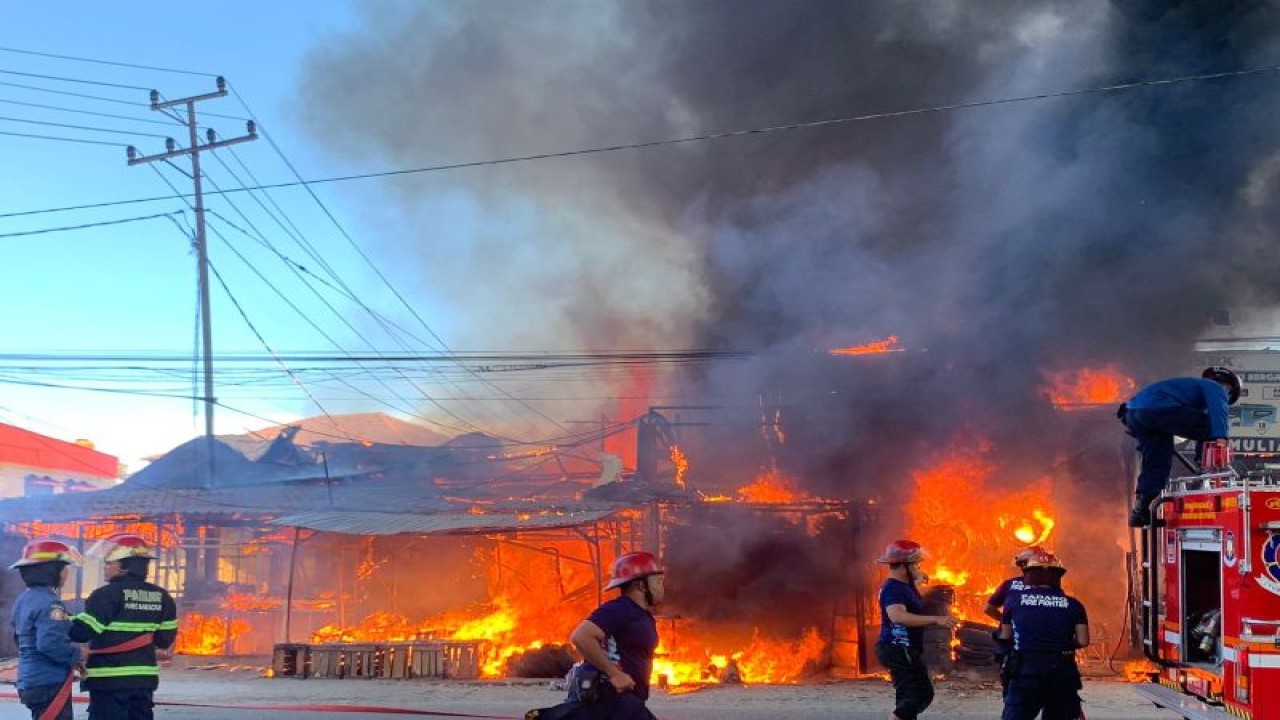 Petugas Damkar Kota Padang berupaya memadamkan api yang menghanguskan bangunan di daerah setempat pada Rabu (24/5). (ANTARA/HO Damkar Padang)