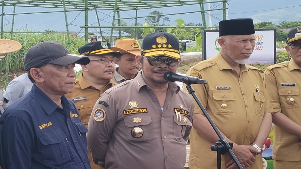 Menteri Pertanian (Mentan) Syahrul Yasin Limpo menjelaskan pasokan beras di Tanah Air saat meninjau lokasi Penas Tani di Kota Padang, Sumbar, Selasa, (30/5/2023). ANTARA/Muhammad Zulfikar.