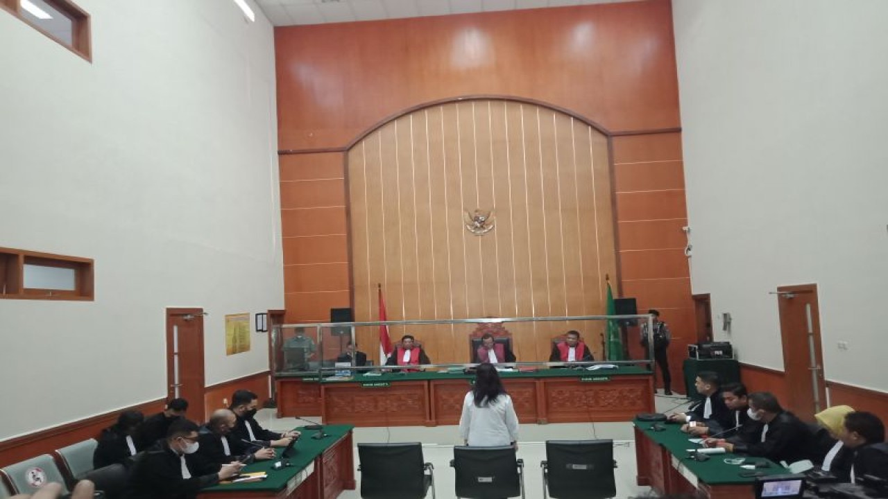 Terdakwa kasus pengedaran narkoba Linda Pujiastuti sedang mendengarkan putusan vonis dari Majelis Hakim di Pengadilan Negeri Jakarta Barat, Rabu (10/5/2023). ANTARA/Risky Syukur