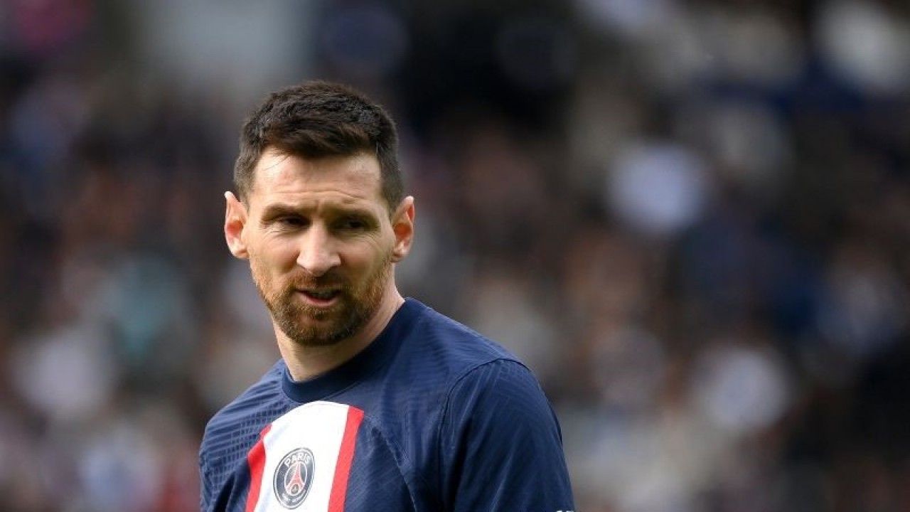 Pemain Paris Saint-Germain Lionel Messi saat laga Liga Prancis melawan FC Lorient di The Parc des Princes Stadium Paris 30 April 2023. (ANTARA/AFP/FRANCK FIFE)