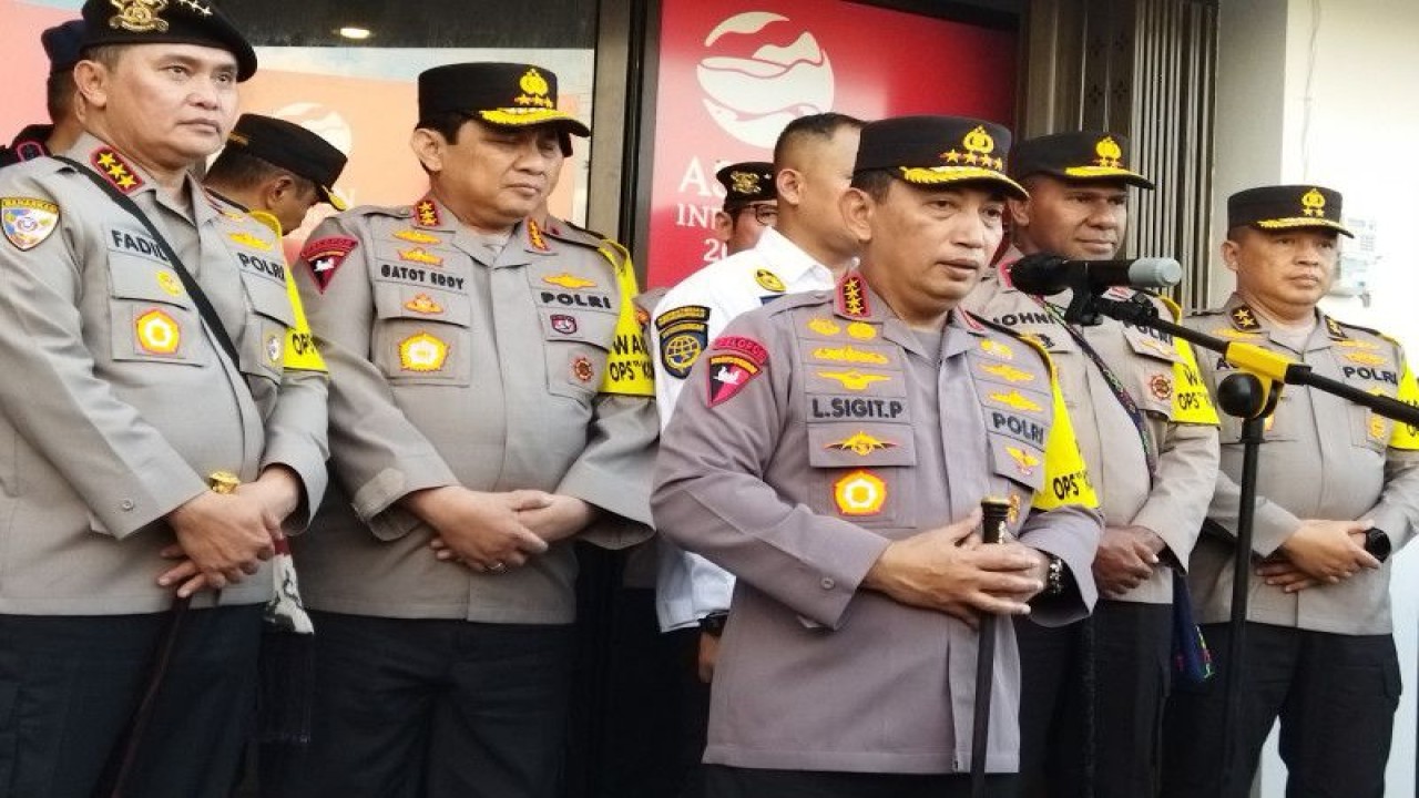 Kapolri Jenderal Polisi Listyo Sigit Prabowo melakukan pengecekan 91 Command Center Labuan Bajo sebagai pusat kendali operasi seluruh aktivitas dalam penyelenggaraan Konferensi Tingkat Tinggi (KTT) ke-42 ASEAN di Manggarai Barat, NTT, Rabu (3/5/2023). ANTARA/Fransiska Mariana Nuka