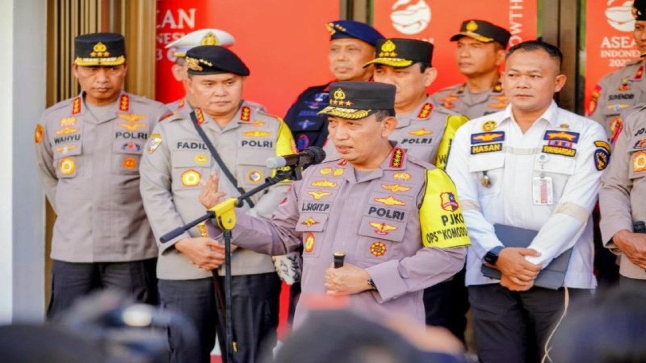 Kapolri Jenderal Pol. Listyo Sigit Prabowo memberikan keterangan pers usai meninjau kesiapan 91 'command center' pengamanan KTT ASEAN 2023 di Labuan Bajo, NTT, Rabu (3/5/2023). ANTARA/HO-Divisi Humas Polri