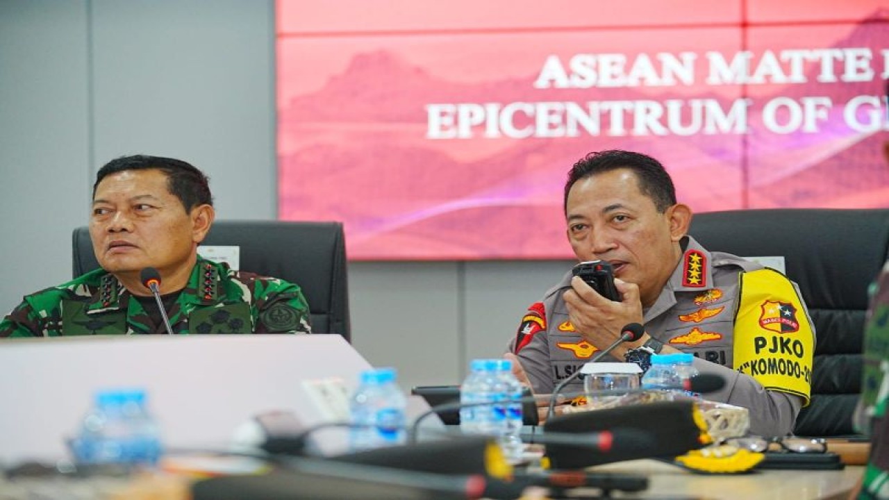 Kapolri Jenderal Pol. Listyo Sigit Prabowo (kanan) dan Panglima TNI Laksamana TNI Yudo Margodo mengecek kesiapan pengamanan kepulangan delegasi KTT ASEAN 2023 di Labuan Bajo, Kabupaten Manggarai Barat, NTT, Kamis (11/5/2023). (ANTARA/HO-Divisi Humas Polri)