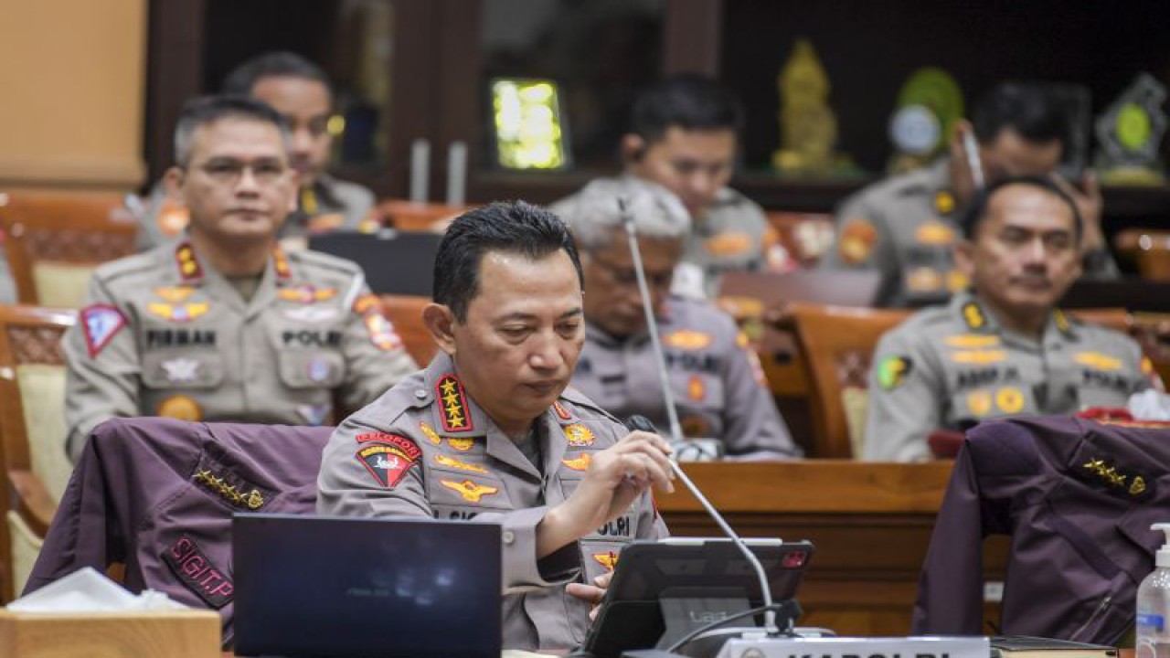 Arsif foto - Kapolri Jenderal Pol Listyo Sigit Prabowo mengikuti rapat kerja dengan Komisi III DPR di kompleks Parlemen, Senayan, Jakarta, Rabu (12/4/2023). Raker tersebut membahas evaluasi kinerja dan capaian Polri tahun 202. ANTARA FOTO/Galih Pradipta/foc