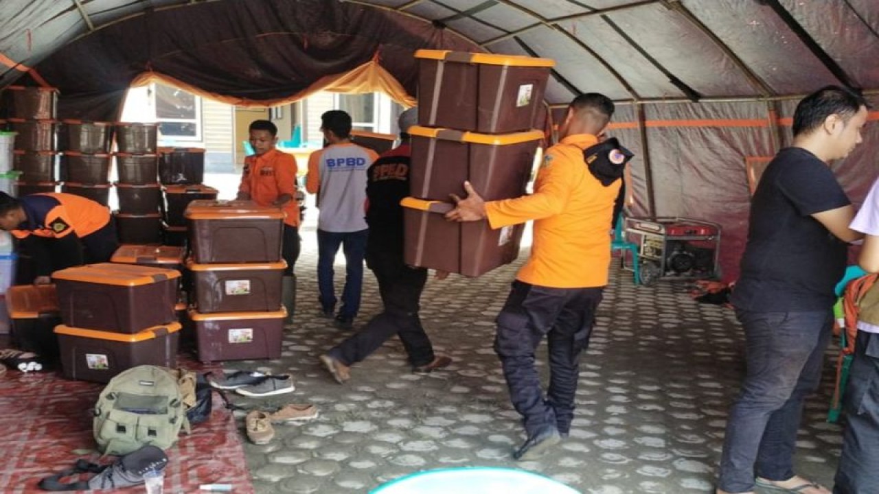 Personel BPBD Parigi Moutong mengatur bantuan logistik dari Pemerintah Provinsi Sulawesi Tengah sebelum disalurkan kepada korban bencana banjir di Kecamatan Balinggi dan sekitarnya, Rabu (31/5/2023). ANTARA/HO-BPBD Parigi Moutong