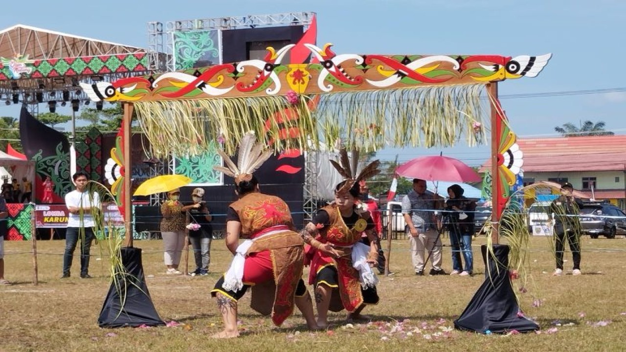 Lomba Lawang Sakepeng dalam gelaran FBIM 2023 di Palangka Raya, Jumat, (26/5/2023). (ANTARA/HO-Diskominfosantik Kalteng)