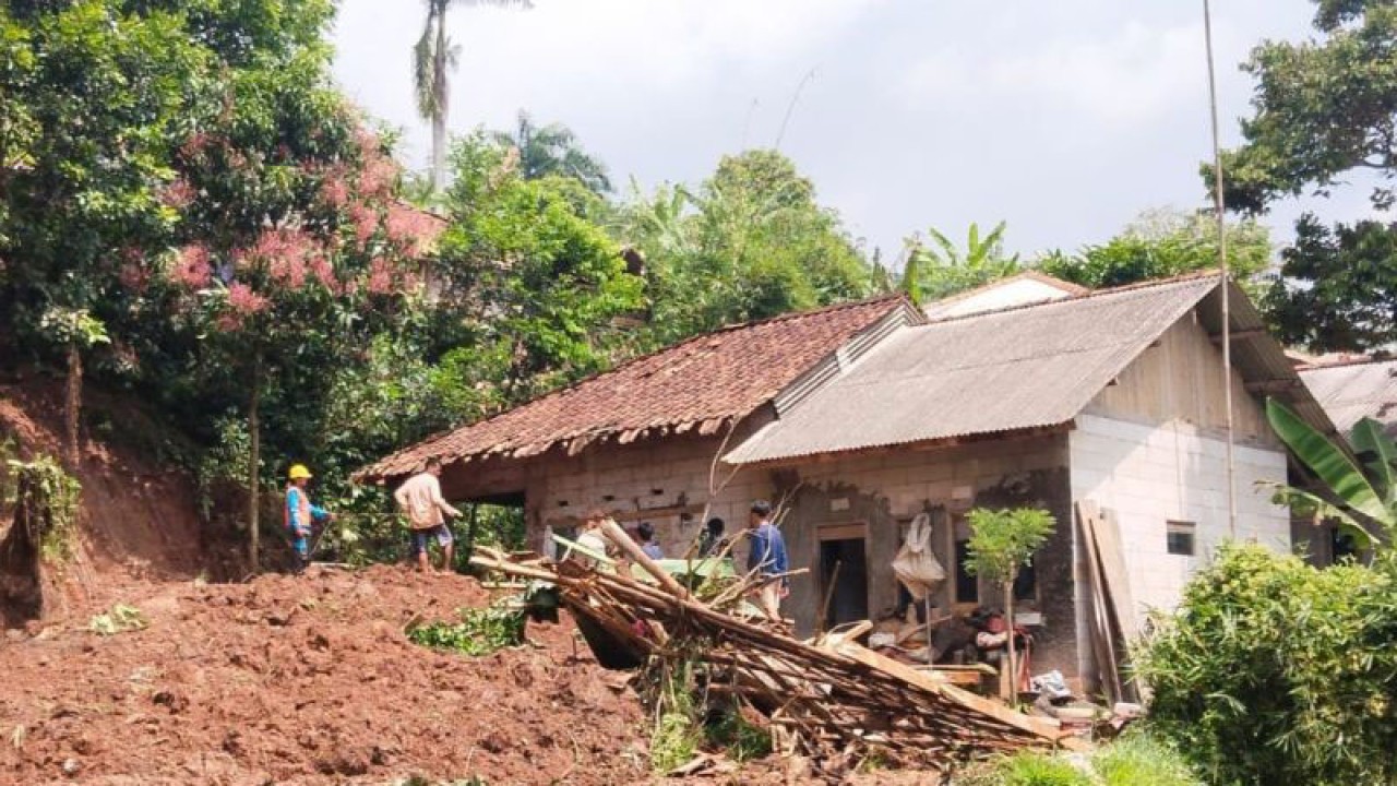 Salah satu dari empat rumah yang rusak berat akibat tertimbun longsor di Kampung Parabon, Desa Cintaasih, Kecamatan Gekbrong, Cianjur, Jawa Barat, Rabu (3/5/2023).(ANTARA/Ahmad Fikri). (Ahmad Fikri)