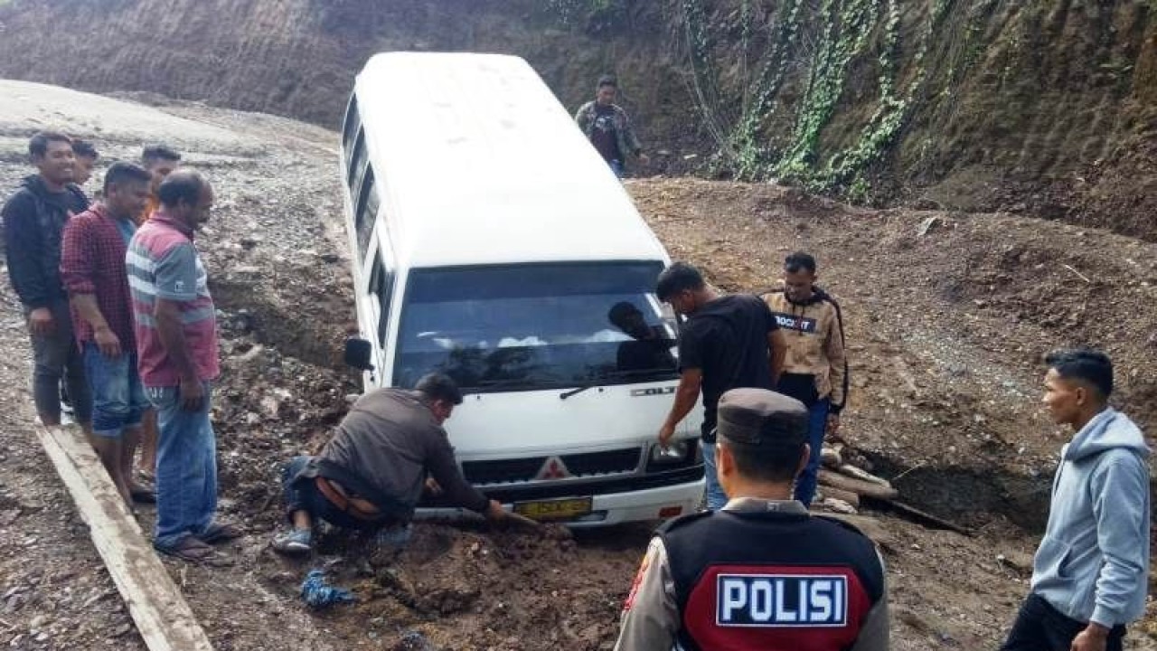 Sebuah angkutan umum terperosok di ruas Jalan Provinsi di lintasan Kabupaten Aceh Barat-Kabupaten Pidie di kawasan Simpang Beiben, Kecamatan Sungai Mas, Kabupaten Aceh Barat, Senin (8/5/2023). (ANTARA/HO)