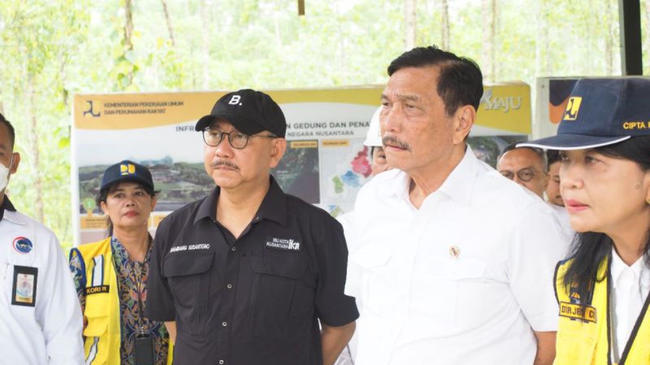 Arsip - Menteri Koordinator Kemaritiman dan Investasi (Menko Marves) Luhut Panjaitan didampingi Kepala Otorita Ibu Kota Nusantara (IKN) Bambang Susantono dan Dirjen Cipta Karya Kementerian PUPR Diana Kusumastuti meninjau pembangunan IKN, Kalimantan Timur, Rabu (17/5/2023). (ANTARA/HO-Otorita IKN)