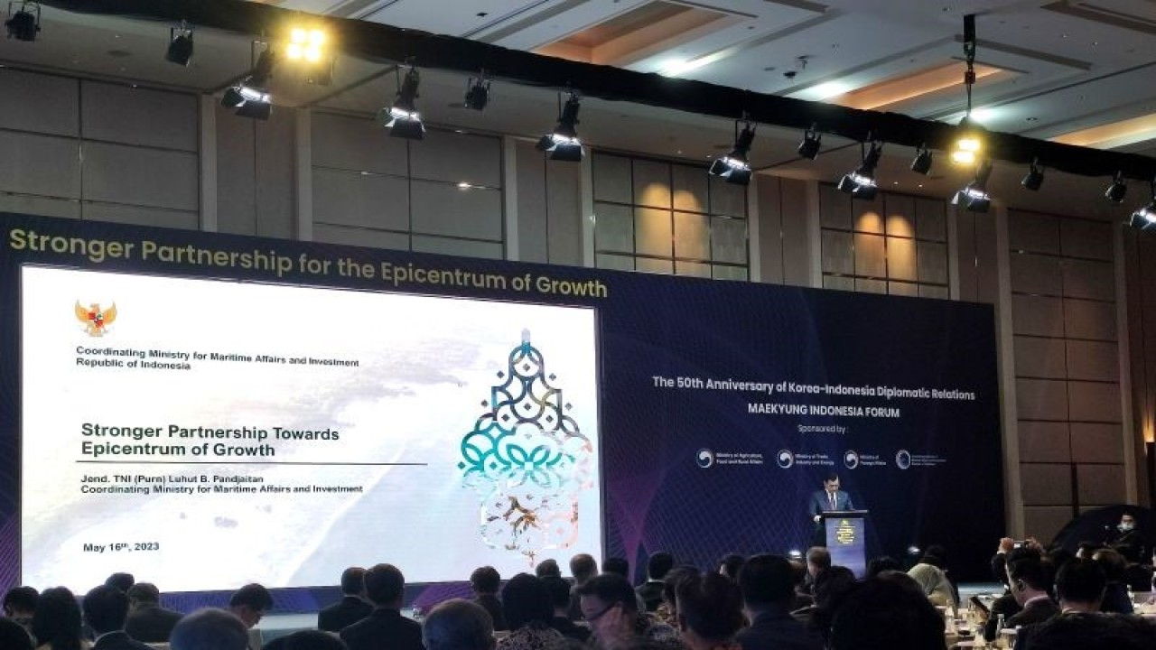 Menko Kemaritiman dan Investasi Luhut Binsar Pandjaitan dalam Maekyung Indonesia Forum on the 50th Anniversary of Diplomatic Relations Between Korea and Indonesia di Jakarta, Selasa (16/5/2023). (ANTARA/Ade Irma Junida)