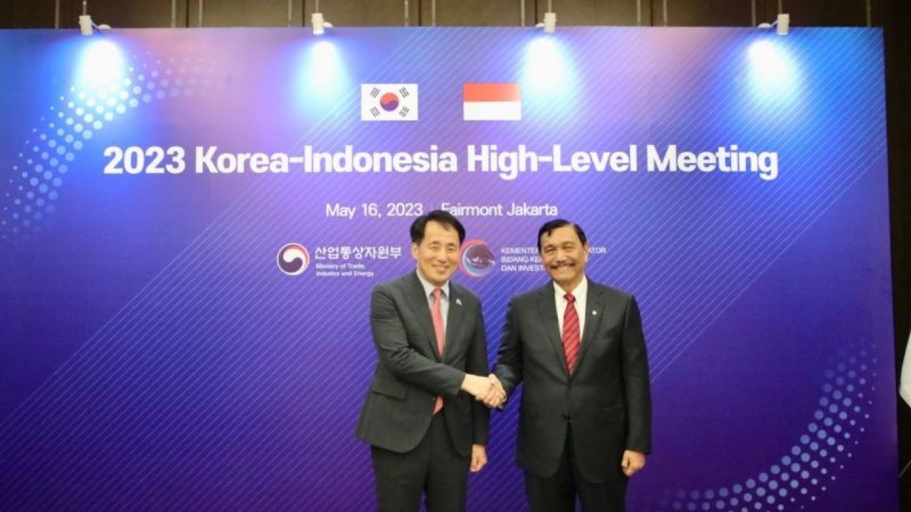 Menko Kemaritiman dan Investasi Luhut Binsar Pandjaitan bersama Wakil Menteri Perdagangan, Industri, dan Energi Republik Korea Jang Young Jin dalam Maekyung Indonesia Forum on the 50th Anniversary of Diplomatic Relations Between Korea and Indonesia di Jakarta, Selasa (16/5/2023). ANTARA/HO-Kemenko Kemaritiman dan Investasi
