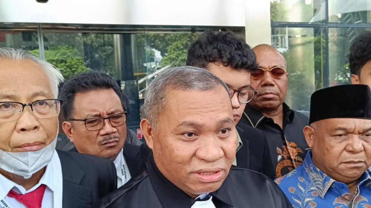 Pengacara Gubernur Papua nonaktif Lukas Enembe, Stefanus Roy Rening, penuhi panggilan penyidik KPK, Selasa (9/5/2023). ANTARA/Fianda Sjofjan Rassat
