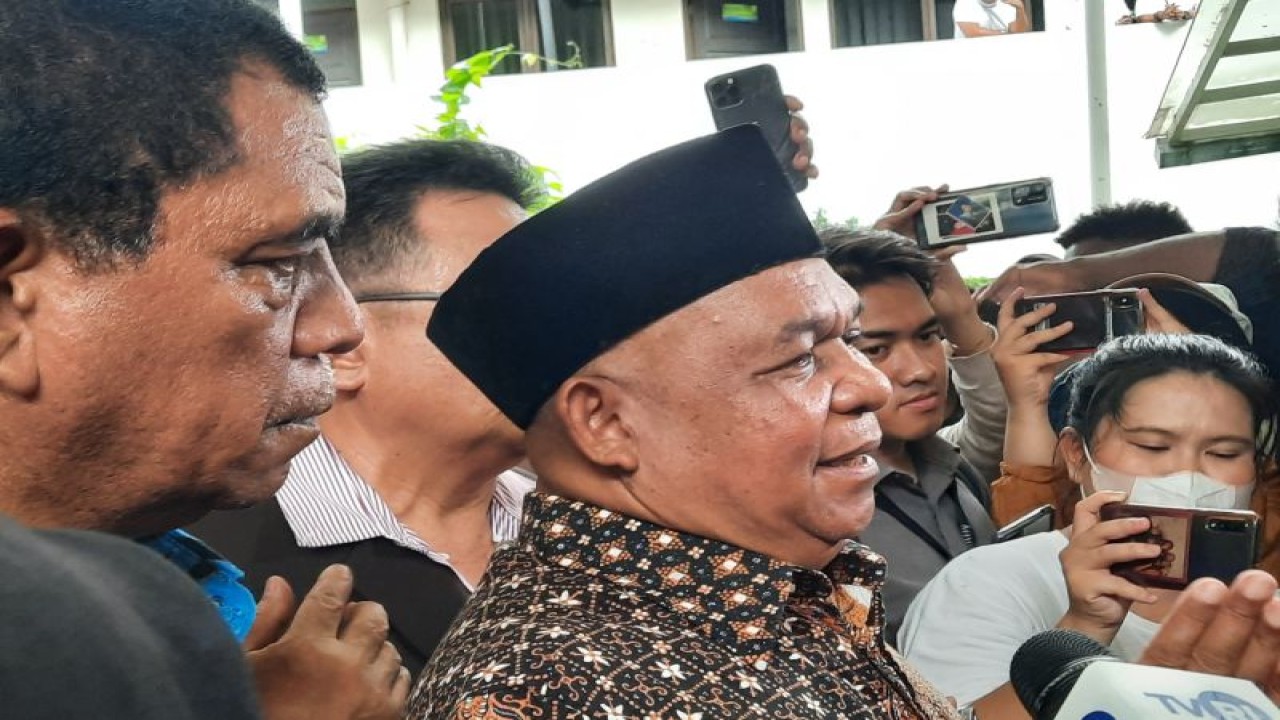 Pengacara Lukas Enembe, Petrus Bala Pattyona, di Pengadilan Negeri Jakarta Selatan, Rabu (3/5/2023). ANTARA/Fath Putra Mulya